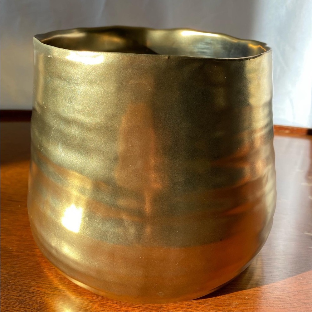 Ribbed brass planter